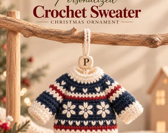Personalisierter gehäkelter Weihnachtspullover-Anhänger, Mini-Weihnachtspullover-Anhänger, Holzperle mit Initialen, handgefertigter Weihnachtsbaumschmuck