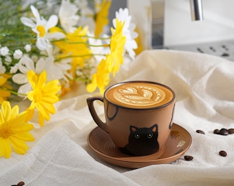 Taza de café de cerámica marrón personalizada con platillo, diseño de gato negro y pez de colores, pintada a mano, 177 ml.