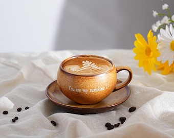 Juego de taza y platillo de cerámica amarilla para café con letra grabada. Regalo ideal para mamá. 190 ml (6.7 oz).