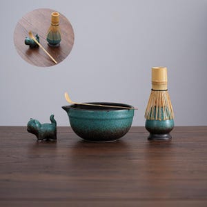 Handgemachtes grünes Keramik-Matcha-Set mit 5 Teilen, entzückende Katzen- und Bambusbesen-Teezeremonie, Geschenk für Katzenbesitzer