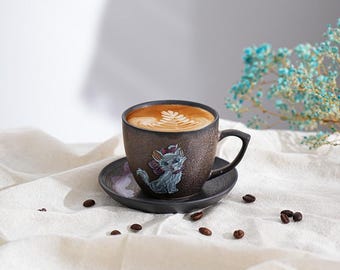 Juego de taza y platillo de espresso dorados: gato blanco pintado a mano con lazo rosa, juego de café de cerámica de bronce, regalo de cumpleaños, regalo para ella