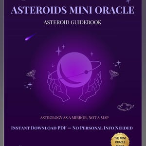 Pu&ograve; includere: Una guida viola intitolata "Asteroids Mini Oracle" con il testo "Asteroid Guidebook". La copertina presenta un pianeta luminoso circondato da mani, stelle e farfalle. &Egrave; visibile anche il testo "Astrologia come uno specchio, non una mappa".