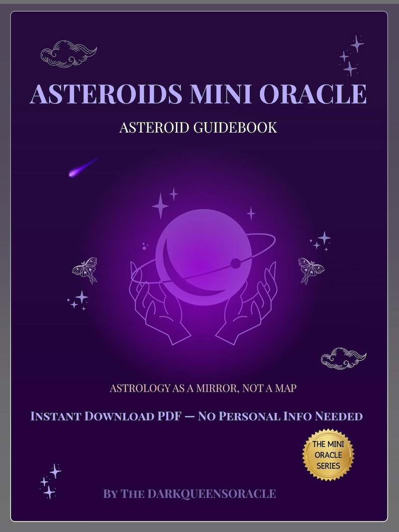 Pu&ograve; includere: Una guida viola intitolata "Asteroids Mini Oracle" con il testo "Asteroid Guidebook". La copertina presenta un pianeta luminoso circondato da mani, stelle e farfalle. &Egrave; visibile anche il testo "Astrologia come uno specchio, non una mappa".