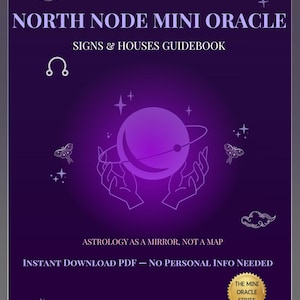Könnte beinhalten: Ein lilafarbenes Handbuch mit dem Titel "NORTH NODE MINI ORACLE" und dem Untertitel "SIGNS & HOUSES GUIDEBOOK". Das Cover zeigt ein himmlisches Design mit einem Planeten, Händen und Sternen. Der Text "ASTROLOGY AS A MIRROR, NOT A MAP" ist ebenfalls sichtbar.