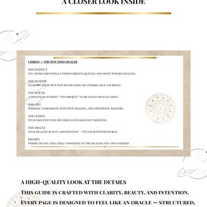 Pu&ograve; includere: Una guida bianca e beige con testo, illustrazioni celesti e dettagli dorati. La guida include informazioni su Chirone, il guaritore ferito, e spunti per l'auto-riflessione. Il testo recita "A Closer Look Inside" e "A High-Quality Look at the Details."