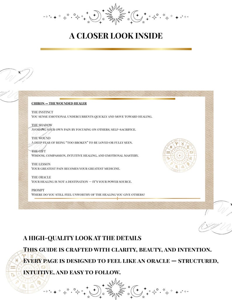 Pu&ograve; includere: Una guida bianca e beige con testo, illustrazioni celesti e dettagli dorati. La guida include informazioni su Chirone, il guaritore ferito, e spunti per l'auto-riflessione. Il testo recita "A Closer Look Inside" e "A High-Quality Look at the Details."