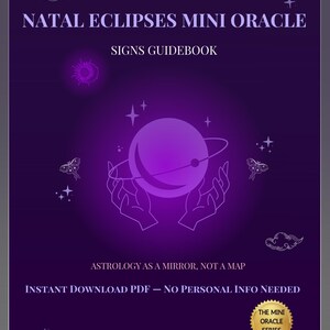 Könnte beinhalten: Ein lilafarbenes Handbuch mit dem Titel "NATAL ECLIPSES MINI ORACLE SIGNS GUIDEBOOK". Das Cover zeigt eine Planetengrafik, die von Händen gehalten wird, mit dem Text "ASTROLOGY AS A MIRROR, NOT A MAP". Teil der "THE MINI ORACLE SERIES".