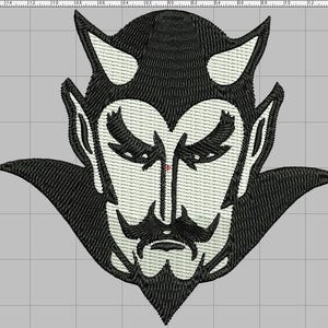 Pode incluir: Um emblema bordado apresentando uma cabeça de diabo estilizada com chifres pontiagudos, sobrancelhas marcadas e cavanhaque. O design utiliza fios pretos e brancos de alto contraste para definir os traços faciais, orelhas e uma capa de gola alta.