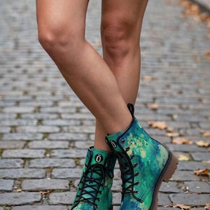 Kampfstiefel in Türkis-Aquarell-Optik, abstraktes Ozeanmotiv, veganes Leder, weite Passform