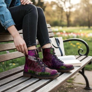 以下が含まれることがあります： パッチワークデザインのマルチカラーアンクルブーツ。ブーツは紫、緑、バーガンディのパターンを組み合わせ、黒いレースと茶色のソールが特徴です。黒いジーンズに合わせて着用されています。