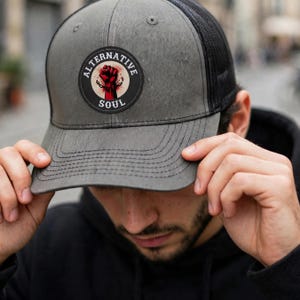 Cappellino da camionista Alternative Soul con pugno alzato, cappellino da papà con toppa ricamata Rebel, snapback punk unisex, regalo Resistance