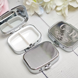 Può includere: Un set di tre tazze in ceramica con finitura opaca e macchiettata. Le tazze sono nei toni del crema, grigio chiaro e grigio scuro. Ogni tazza ha un design semplice e minimalista, ideale per caffè o tè.