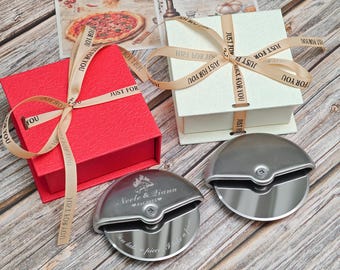 Cortador de pizza - Cortador de pizza personalizado - Regalo de boda o para parejas - Caja de regalo roja/verde/blanca disponible - Cortador de pizza de acero inoxidable