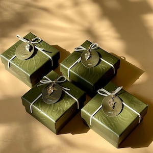 Gold Foil Floral Wedding Favor Box: Elegant Bridal Shower Gift with Dividers