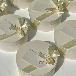 Customizable Wedding Favor Box with Ribbon & Tag: Elegant Bridal Shower Gift