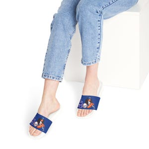 LA Doyers LaTina Stylish Women&#39;s Removable-Strap Sandals with Bold Graphic