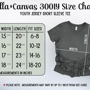 Puede incluir: Una tabla de tallas de camiseta de manga corta juvenil Bella+Canvas 3001Y con una camiseta gris oscuro que muestra l&iacute;neas de medici&oacute;n de ancho y largo. La tabla enumera las tallas YS, YM, YL y YXL con medidas en pulgadas y tallas 6-20.