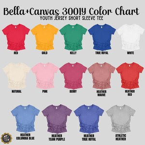 Puede incluir: Una carta de colores Bella+Canvas 3001Y para camisetas juveniles de manga corta que muestra quince camisetas en varios colores, incluyendo rojo, oro, kelly, azul real, blanco, natural, rosa, baya, malva jaspeado, rojo jaspeado, azul columbia jaspeado, morado jaspeado, azul real jaspeado y gris jaspeado.