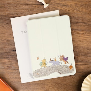 Cute Winnie iPad Case with Apple Pencil Holder Cover For iPad 11/10/9/8 2025 iPad Air 7/6/5 iPad Mini 7/6/5 iPad Pro 9.7&quot; 11&quot; 12.9 inch 2024