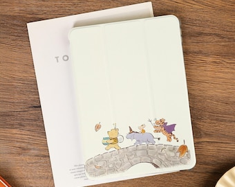 Cute Winnie iPad Case with Apple Pencil Holder Cover For iPad 11/10/9/8 2025 iPad Air 7/6/5 iPad Mini 7/6/5 iPad Pro 9.7" 11" 12.9 inch 2024