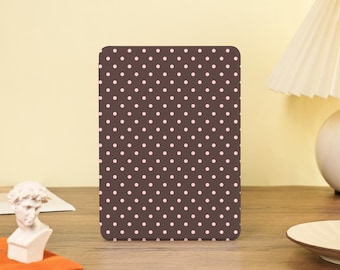 Capa Kindle simples com estampa de bolinhas rosa e marrom, com alça de mão, compatível com Kindle Paperwhite 12ª/11ª/10ª geração, Kindle de 6", 6,8" e 7", Kobo Clara e Kindle 2024/2022.