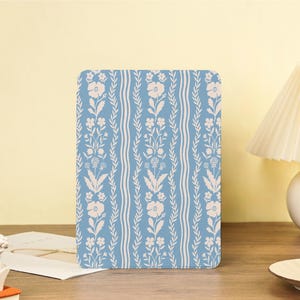 Retro Blue Flowers iPad Case with Apple Pencil Holder For iPad Air 7/6/5 iPad 11/10/9 A16 iPad Pro 9.7&quot;11&quot;12.9&quot; iPad Mini 7/6/5 2025 2024