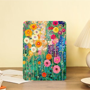 Può includere: Una custodia per tablet con un vivace design floreale in stile pittorico. L'opera d'arte presenta un campo di fiori colorati nelle tonalità dell'arancione, rosa, giallo e blu su uno sfondo verde. La custodia ha una forma rettangolare.