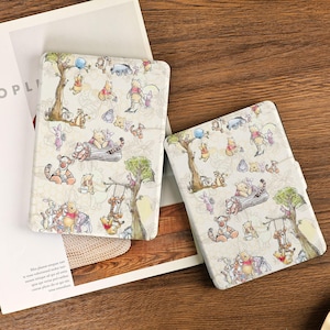 Nalle Puh Personalisering Helt nytt Kindle-fodral med handrem för Paperwhite 12/11 Kindle 6"6,8"7" Kobo Colorsoft 2024 Presenter till henne
