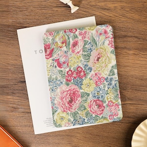 Blooming Flowers iPad Case With Pencil Holder For iPad Air 4/5/6/7 iPad Pro 9.7&#39;&#39; 11&#39;&#39; 12.9&#39;&#39; Mini 6/7 iPad 10.2&quot; 10.9&quot; 2025 iPad A16 Cover