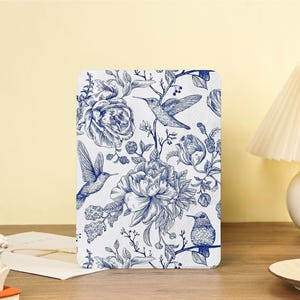 Retro Blue Bird iPad Case With Pencil Holder For iPad Air 7 6 5 iPad 9.7&quot; 10.2&quot; 10.9&quot; 12.9&quot; iPad Pro 11&quot; 12.9&quot; iPad Mini 7 5 2025 iPad cover
