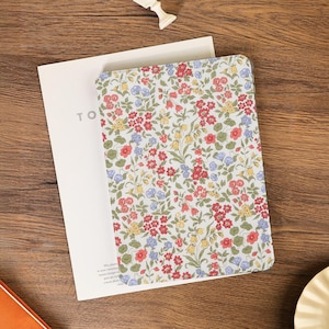 Red Retro Flowers iPad Case with Pencil Holder For iPad Air 4/5/6/7 iPad Pro 9.7&#39;&#39; 11&#39;&#39; 12.9&#39;&#39; Mini 6/7 iPad 10.2&quot; 10.9&quot; 2025 iPad A16