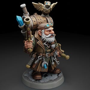 Może przedstawiać: Szczegółowa figurka steampunkowego krasnala z białą brodą, goglami i brązowym płaszczem. Nosi karabin z niebieskim kryształem i teleskop. Mechaniczny ptak siedzi na jego plecaku.