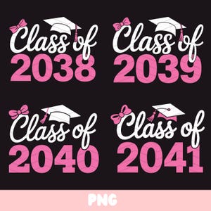 Peut inclure: Quatre motifs avec le texte "Class of" suivi des années 2038, 2039, 2040 et 2041. Chaque motif comprend un chapeau de graduation et un nœud rose. Le texte est blanc, et les chiffres sont roses, sur fond noir.