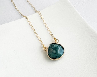 Collar de lágrima de jade facetado: colgante chapado en oro de 14 k, cadena de 45 cm