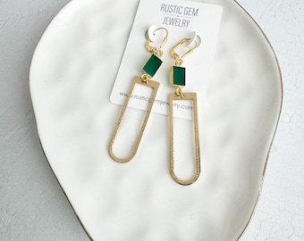 Pendientes de herradura de ónix verde y oro cepillado