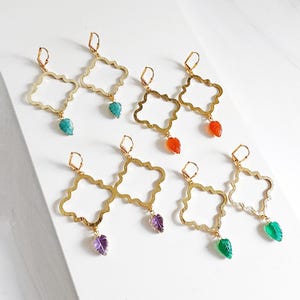 Gebürstete Gold Quatrefoil Ohrringe mit Blatt Stein