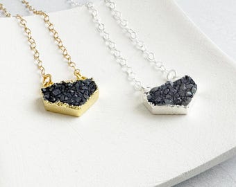 Collar de chevron druzy gris: chapado en oro de 14 k o plata esterlina, piedra preciosa delicada