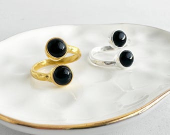 Anillo envolvente de ónix negro martillado: anillo de cóctel ajustable de oro y plata
