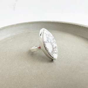 Weißer Mojave Marquise Statement Ring in Silber. Weißer Marquise Cocktail Ring. Silber Einstellbar Kristall Statement Edelstein Ring