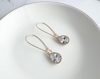 Pendientes de novia sencillos de oro con forma de gota. Pendientes de circonita cúbica. Elegantes pendientes colgantes.