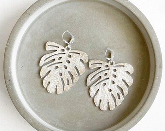 Pendientes colgantes de hoja de monstera en plata: Joyería llamativa en plata cepillada