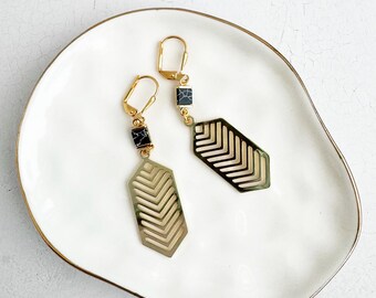 Pendientes de chevron de howlita negra: colgantes geométricos chapados en oro