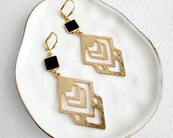 Pendientes colgantes de ónix negro: joyería celta abstracta de oro cepillado