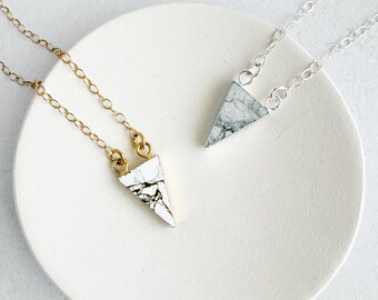 Collar de triángulo blanco Mojave: delicado colgante de oro y plata de ley