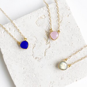 Delicado collar de corazón con piedras preciosas: cadena chapada en oro de 14 k