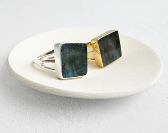 Anillo de labradorita cuadrada con triple banda de oro y plata, ajustable