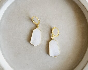 Kite Shaped White Grey Druzy Huggie Earrings in Gold. White Crystal Gold Huggies Earrings. White Geometric Drop Earrings