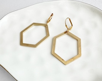 Pendientes colgantes hexagonales de oro cepillado: joyas geométricas con un toque llamativo