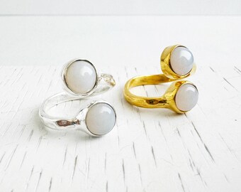 Anillo de piedra lunar doble martillada: envoltura ajustable de oro y plata