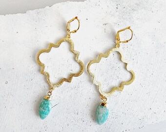 Pendientes de moda Quatrefoil con piedra marquesa en latón dorado cepillado. Pendientes colgantes geométricos. Joyería llamativa con piedras preciosas